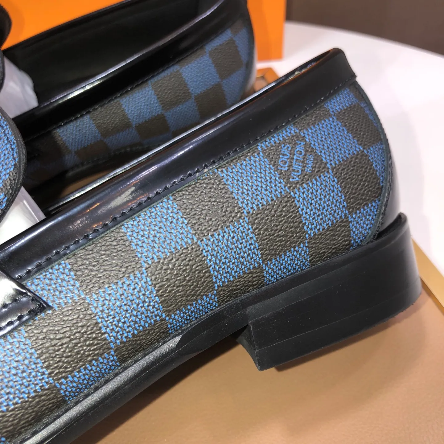 Men's men's shoes💰540💰[LV] (original single cowhide lining)🍀LV's latest genuine leather business suit shoes are available on the official website at the same time. The first-layer cowhide imported from Italy is made of heavy gold, and the official website has a 1:1 rubber outsole. Versatile to wear, high-end without losing class, and the color combination is extraordinary. This four-season style is alluring when worn on your feet, showing off your big-name flair. Standard code 38-45 (45 customized)